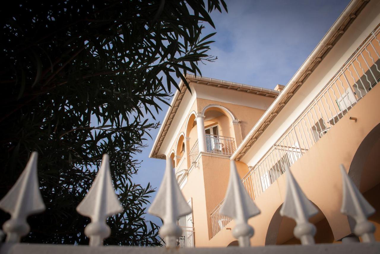 Hotel Et Appartements Reine D'Azur Roquebrune-Cap-Martin Exterior foto