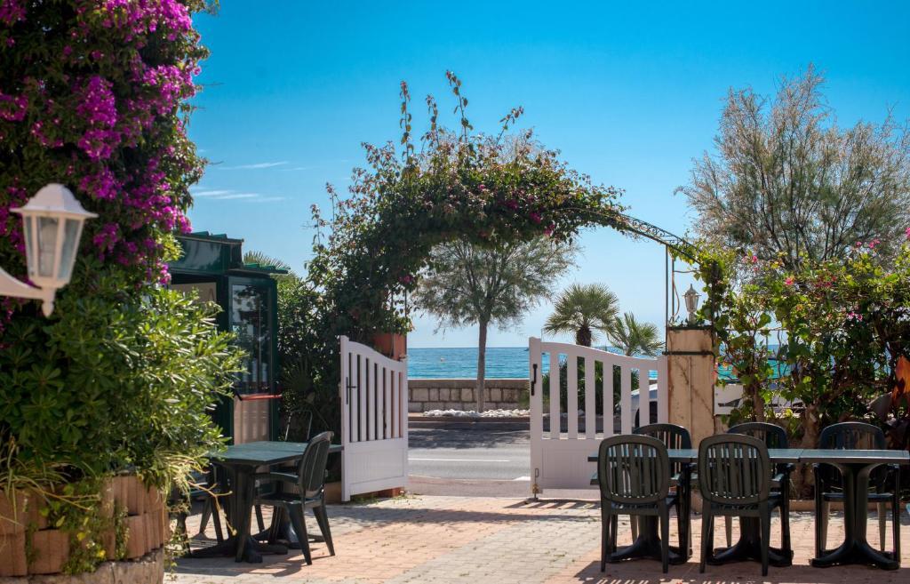 Hotel Et Appartements Reine D'Azur Roquebrune-Cap-Martin Exterior foto